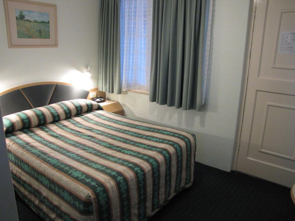Colonial Terrace Motor Inn Raymond Terrace Exterior foto