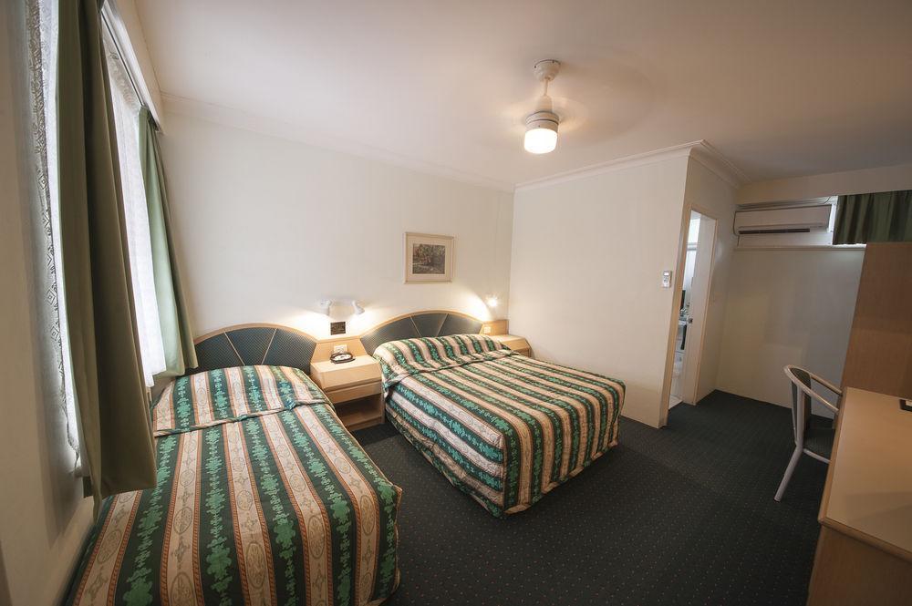 Colonial Terrace Motor Inn Raymond Terrace Exterior foto