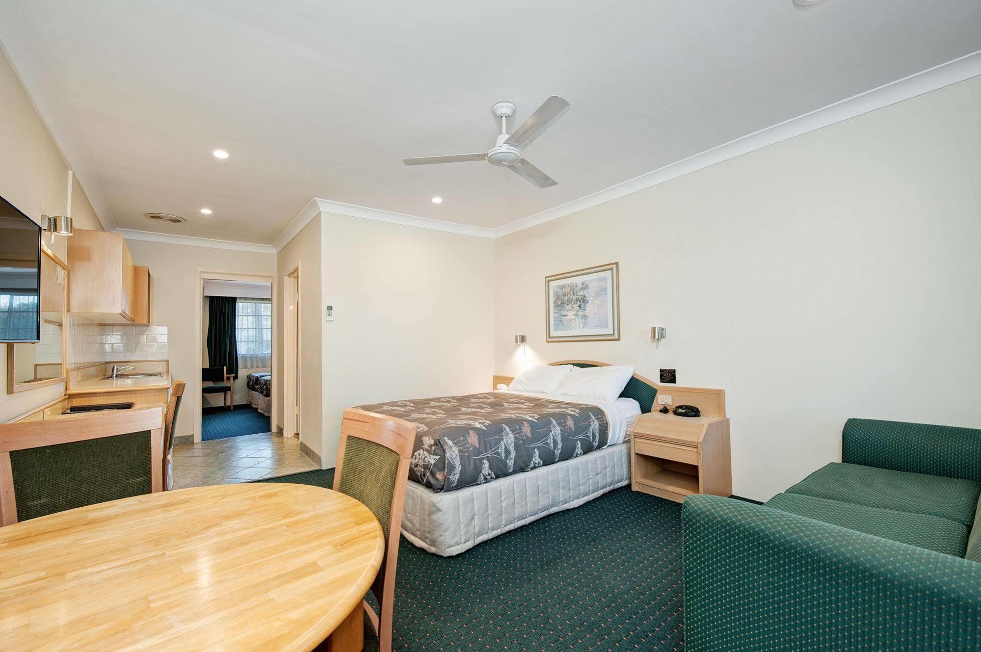 Colonial Terrace Motor Inn Raymond Terrace Exterior foto
