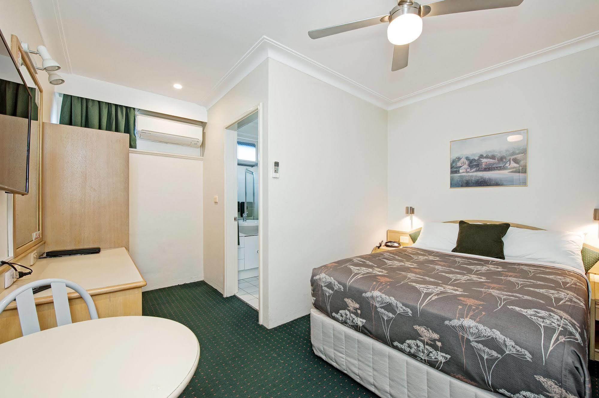 Colonial Terrace Motor Inn Raymond Terrace Exterior foto