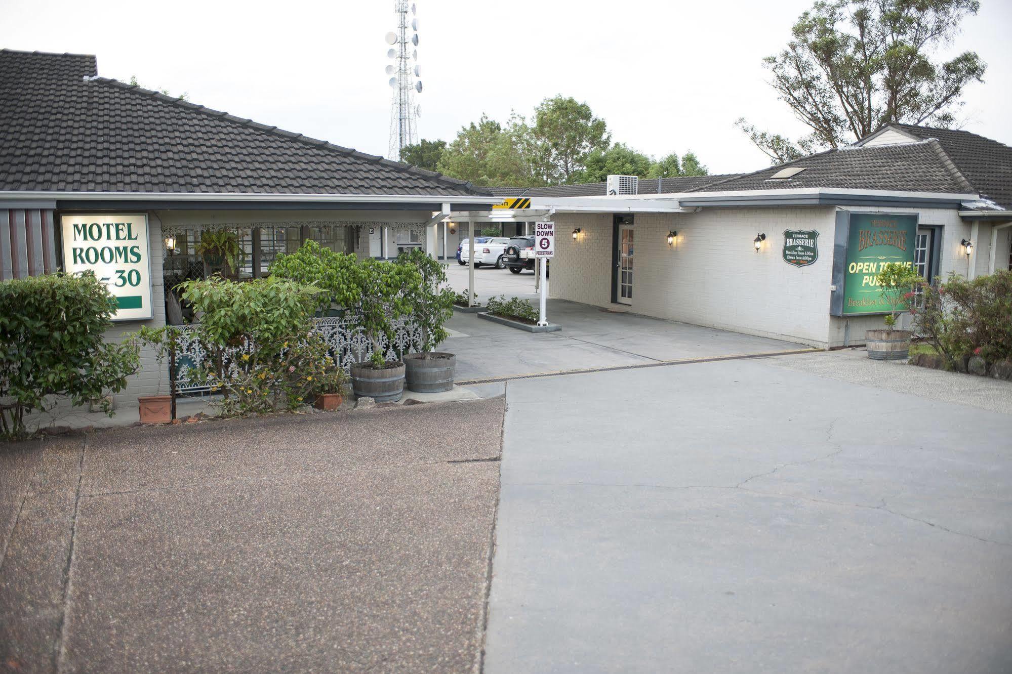 Colonial Terrace Motor Inn Raymond Terrace Exterior foto
