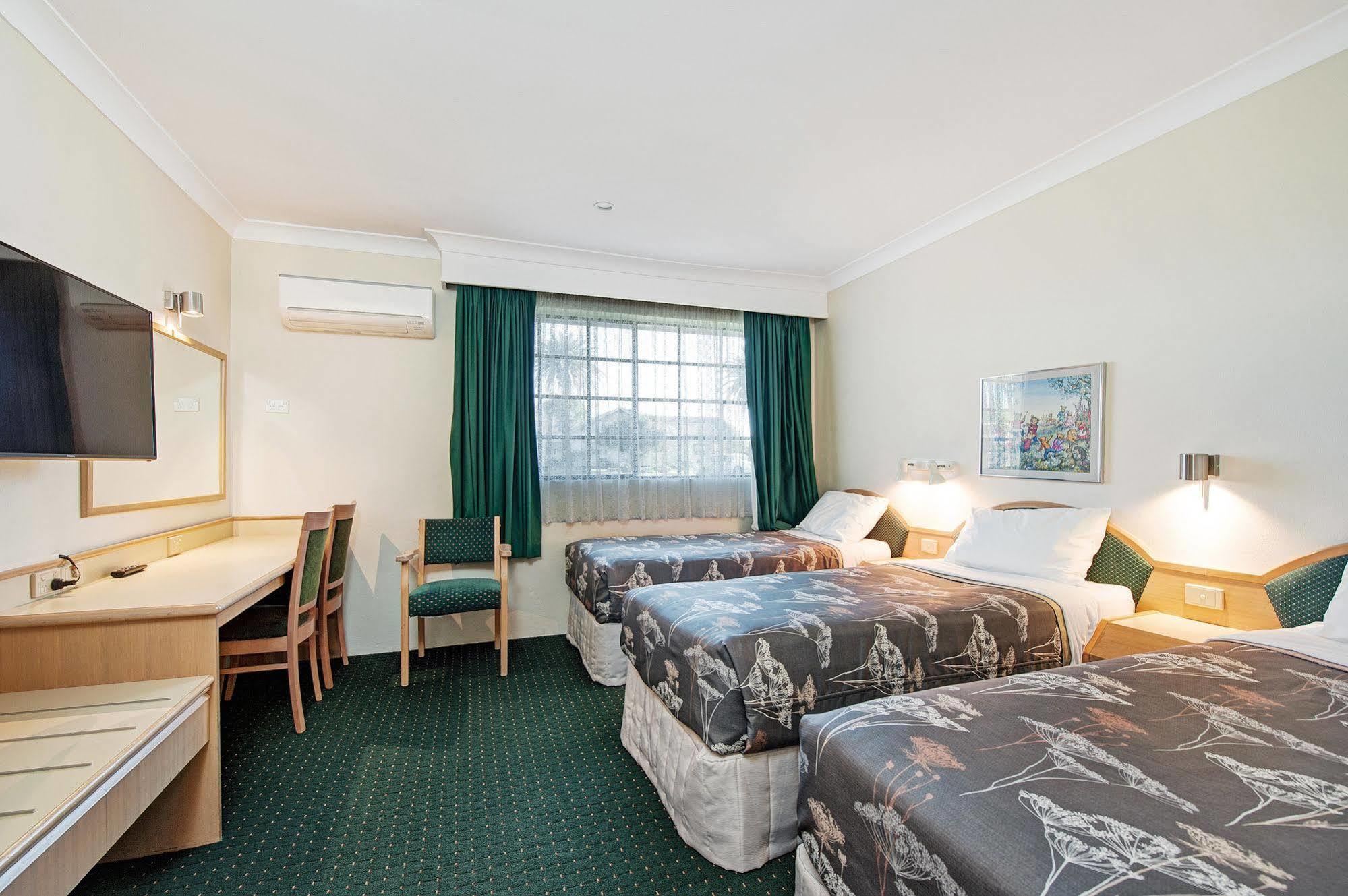 Colonial Terrace Motor Inn Raymond Terrace Exterior foto