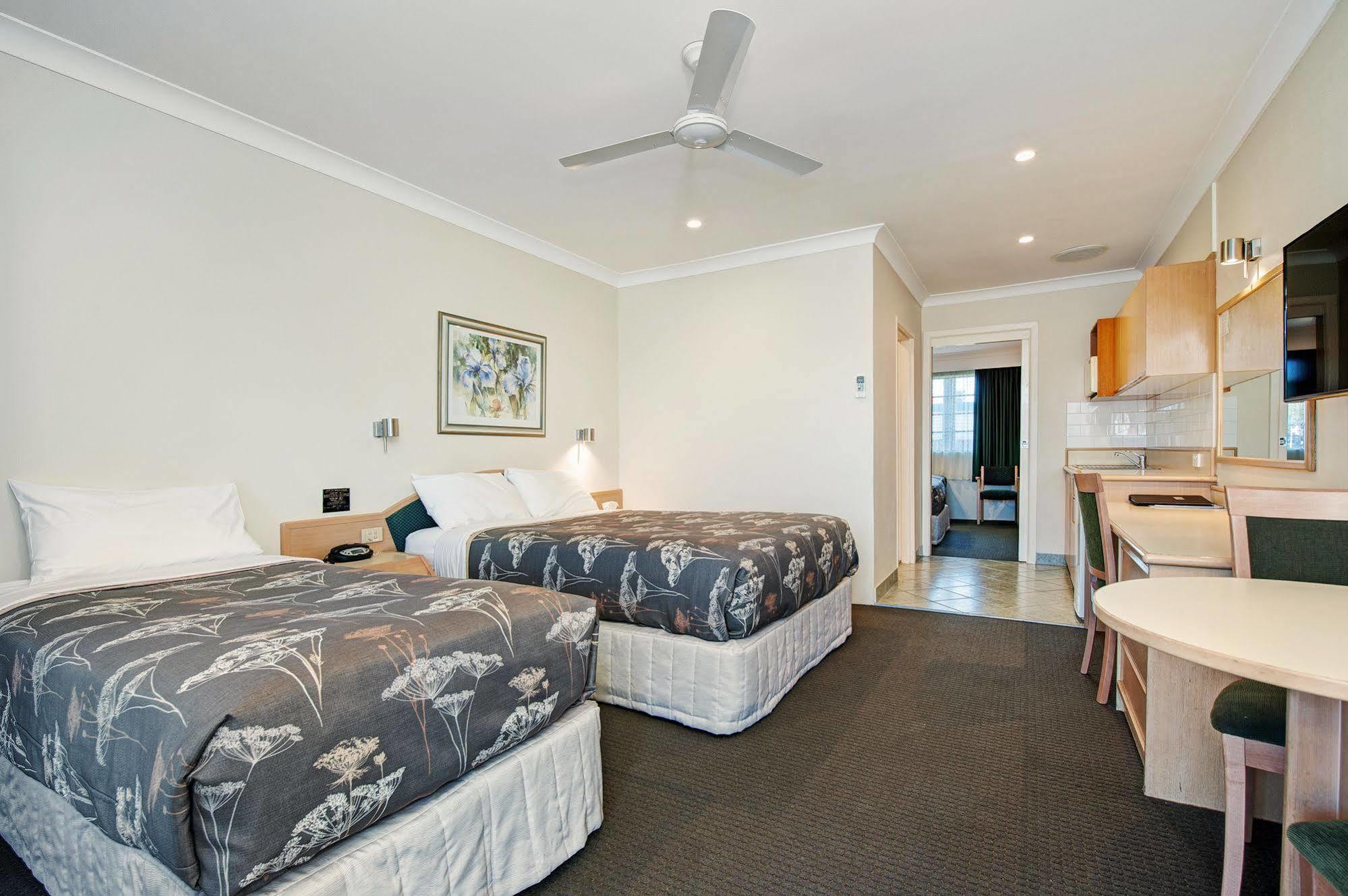 Colonial Terrace Motor Inn Raymond Terrace Exterior foto