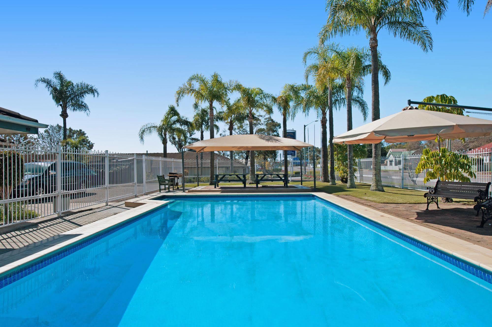 Colonial Terrace Motor Inn Raymond Terrace Exterior foto